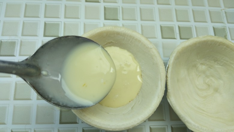 原味蛋挞,用小勺子一勺一勺地舀,一个蛋挞皮里大概舀上四勺的样子(当然在倒入蛋挞液之前,想放什么水果都是可以的呀!)