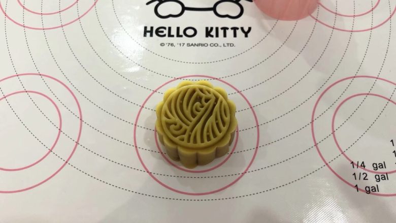 桃山皮月饼,9、向下轻轻推出月饼,非常清晰立体的花纹。
