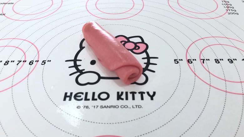桃花酥,9、自下而上卷起,继续盖上保鲜膜松弛15分钟。