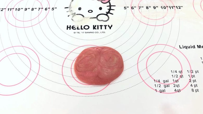 桃花酥,12、松弛好的面团取出,两边按向中间。
