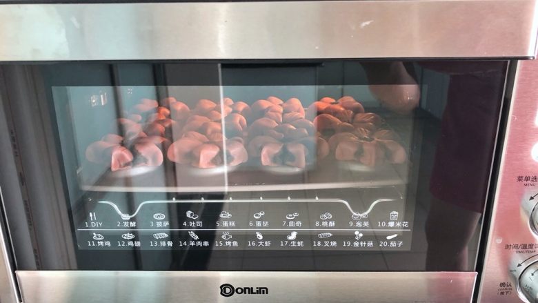 桃花酥,19、烤箱预热至150度后放入烤盘,上下火中下层烤30分钟后立即取出。