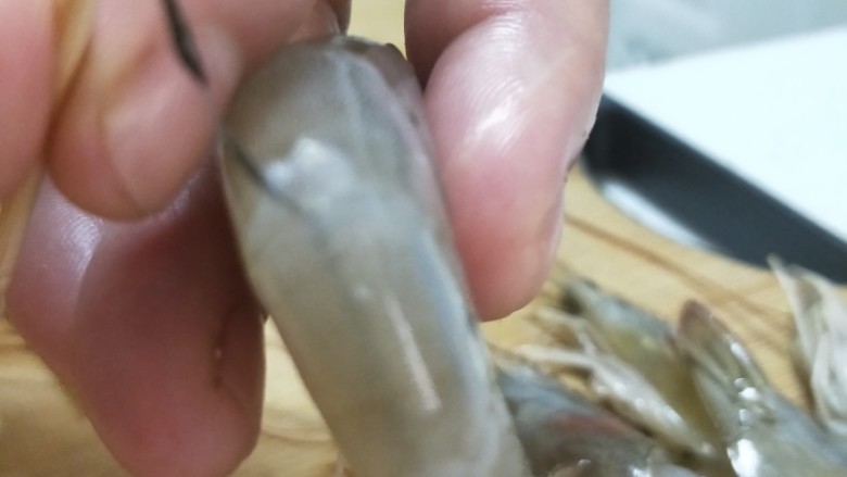 蒜蓉粉丝基尾虾,<a style='color:red;display:inline-block;' href='/shicai/ 5390'>基尾虾</a>用牙签去掉虾线,用剪刀剪掉虾须。