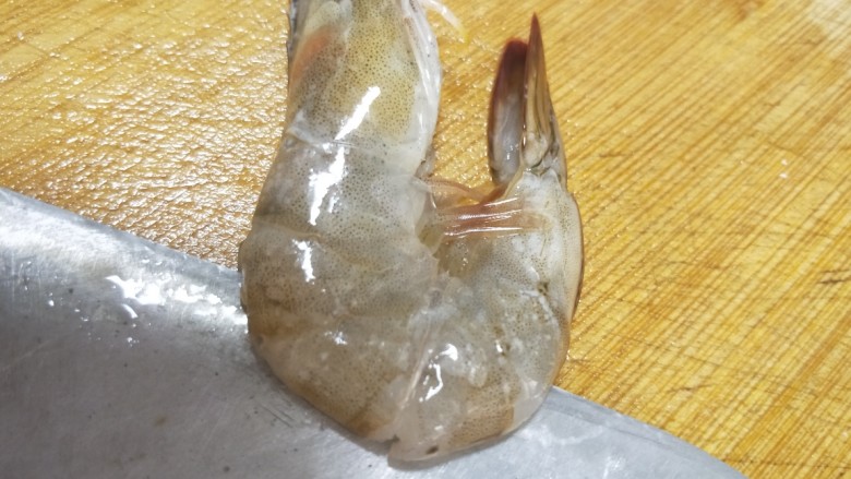 蒜蓉粉丝基尾虾,用刀从虾背上切开,别切的大多以免切断。
