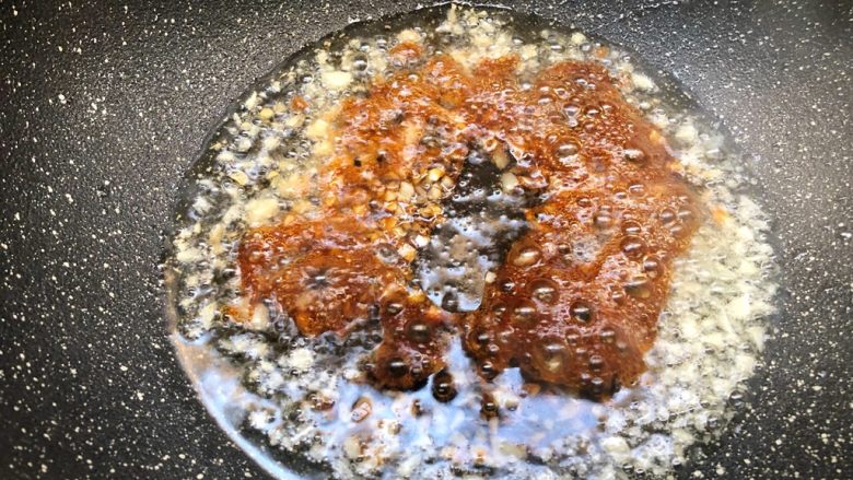 蒜蓉生菜,倒入20g生抽