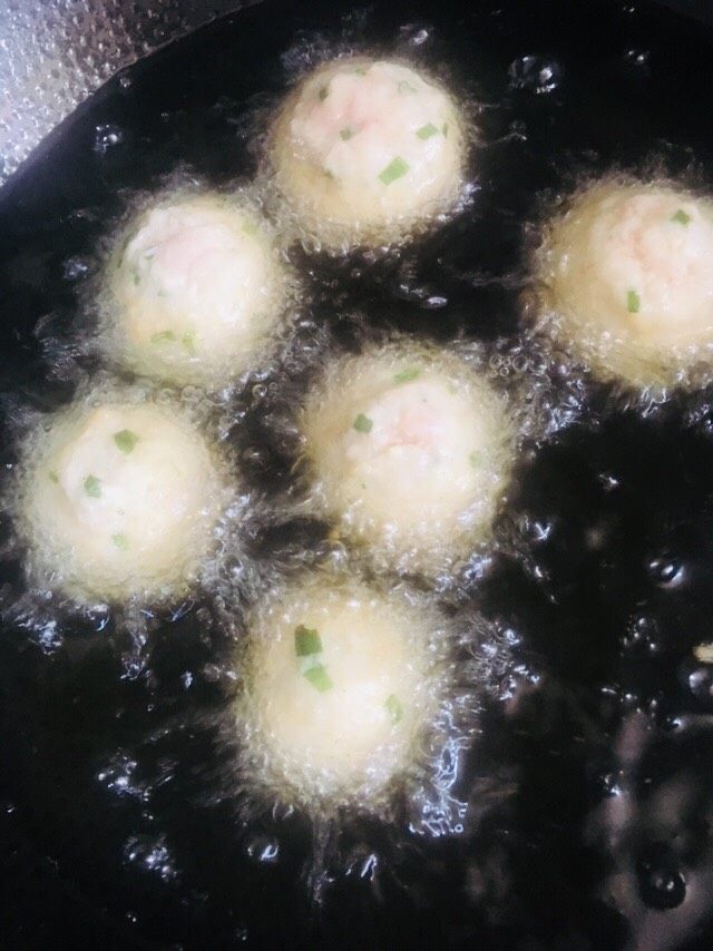 糯米肉丸子,热锅放油烧至五成热时放入做好的肉丸子进行炸制。(油热后开中火炸制)