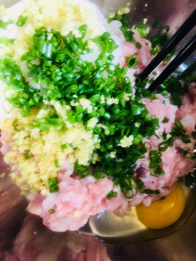 糯米肉丸子,把葱姜末鸡蛋和糯米饭一起放入盛有肉末的容器中,滴少许<a style='color:red;display:inline-block;' href='/shicai/ 718'>料酒</a>