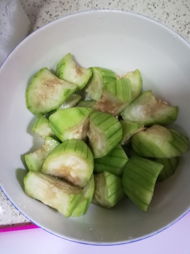 丝瓜红烧土豆,<a style='color:red;display:inline-block;' href='/shicai/ 57'>丝瓜</a>，<a style='color:red;display:inline-block;' href='/shicai/ 23'>土豆</a>切块，<a style='color:red;display:inline-block;' href='/shicai/ 57'>丝瓜</a>放盐腌制。