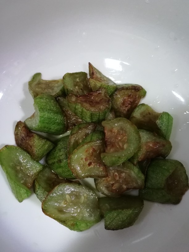 丝瓜红烧土豆,过油后……