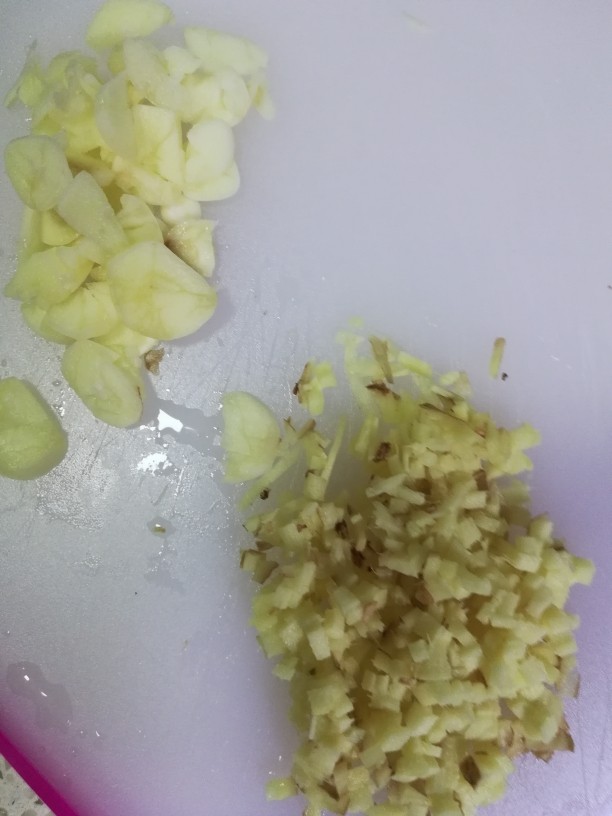 丝瓜红烧土豆,锅里爆香。