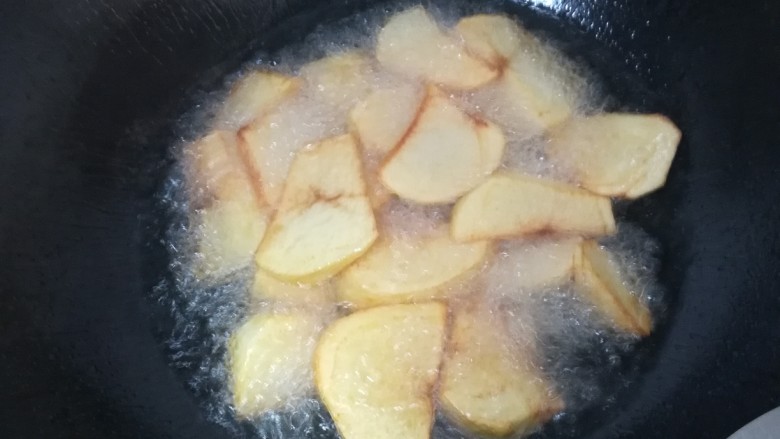 丝瓜红烧土豆,先炸土豆焦黄，再炸丝瓜。