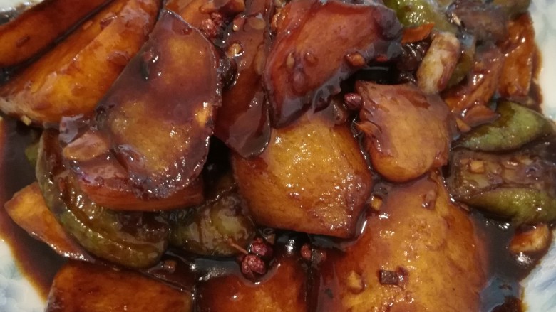 丝瓜红烧土豆,收汁，装盘。