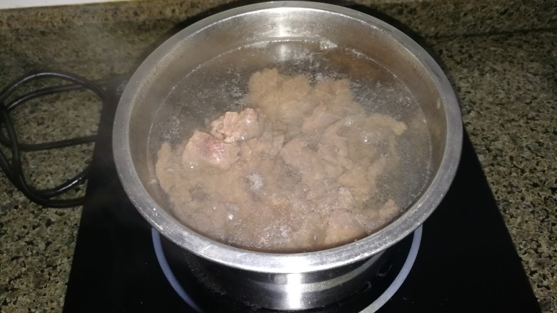 简单易学,还超级嫩滑美味的油泼牛肉,锅里水开后,牛肉下水焯水
