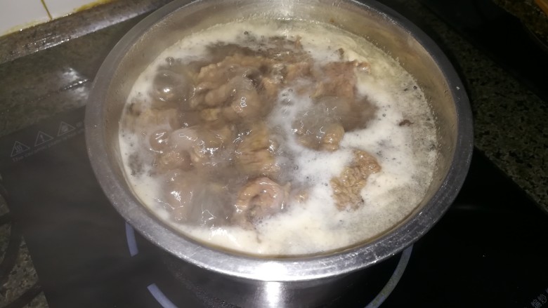 简单易学,还超级嫩滑美味的油泼牛肉,水大开后,马上捞起,牛肉千万不要焯太熟哦,不然口感不好。