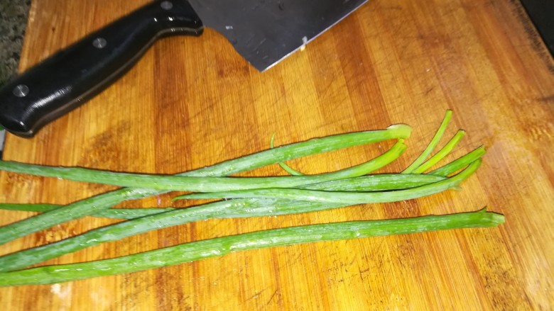简单易学,还超级嫩滑美味的油泼牛肉,葱绿备用,不切哦