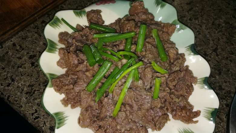 简单易学,还超级嫩滑美味的油泼牛肉,葱绿摆放整齐在牛肉上