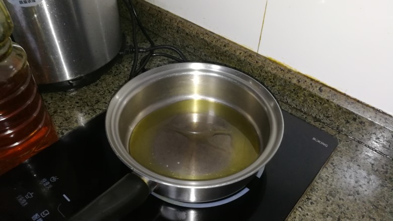 简单易学,还超级嫩滑美味的油泼牛肉,锅里加油