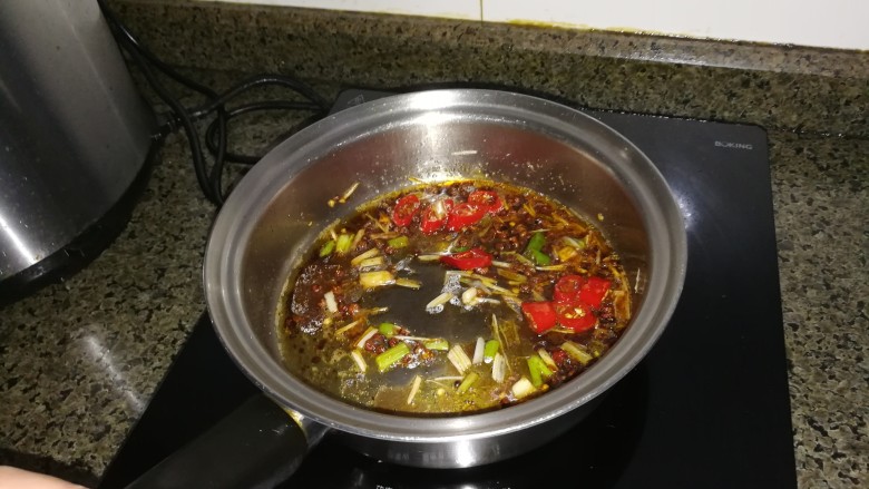 简单易学,还超级嫩滑美味的油泼牛肉,等爆出香味后马上起锅
