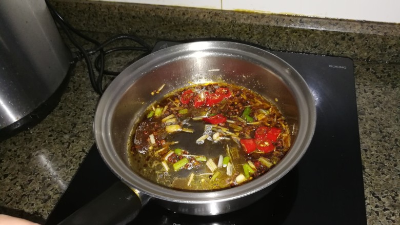 简单易学，还超级嫩滑美味的油泼牛肉,等爆出香味后马上起锅