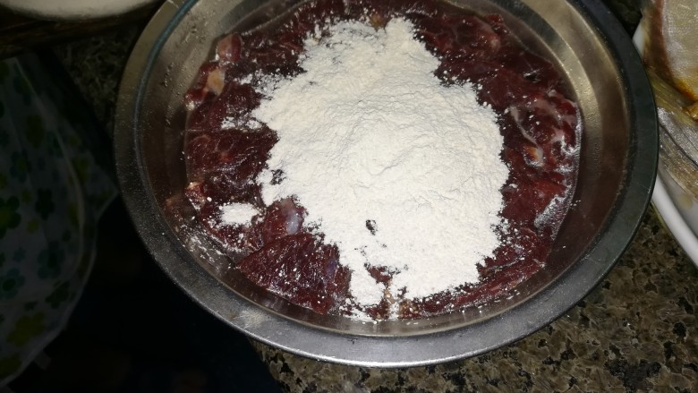 简单易学,还超级嫩滑美味的油泼牛肉,腌制后加入淀粉,抓均匀