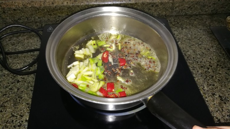 简单易学,还超级嫩滑美味的油泼牛肉,锅里加入<a style='color:red;display:inline-block;' href='/shicai/ 700'>花椒</a>,葱白,红辣椒爆香