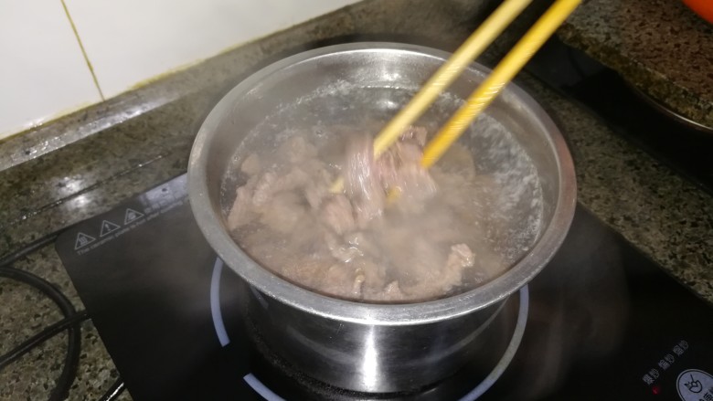 简单易学,还超级嫩滑美味的油泼牛肉,用筷子搅拌均匀