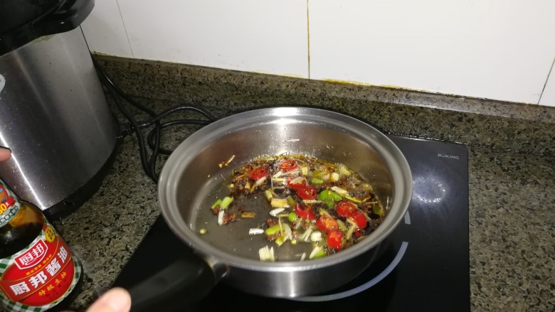 简单易学,还超级嫩滑美味的油泼牛肉,加入<a style='color:red;display:inline-block;' href='/shicai/ 692'>酱油</a>