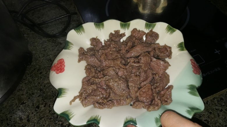 简单易学，还超级嫩滑美味的油泼牛肉,捞起控水，倒入盘子里