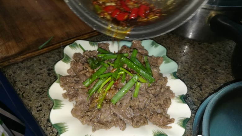 简单易学,还超级嫩滑美味的油泼牛肉,把爆好的酱汁均匀地泼在牛肉上