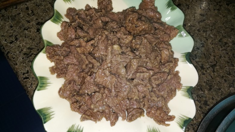 简单易学,还超级嫩滑美味的油泼牛肉,全部焯水至7,8分熟的牛肉用盘子装好