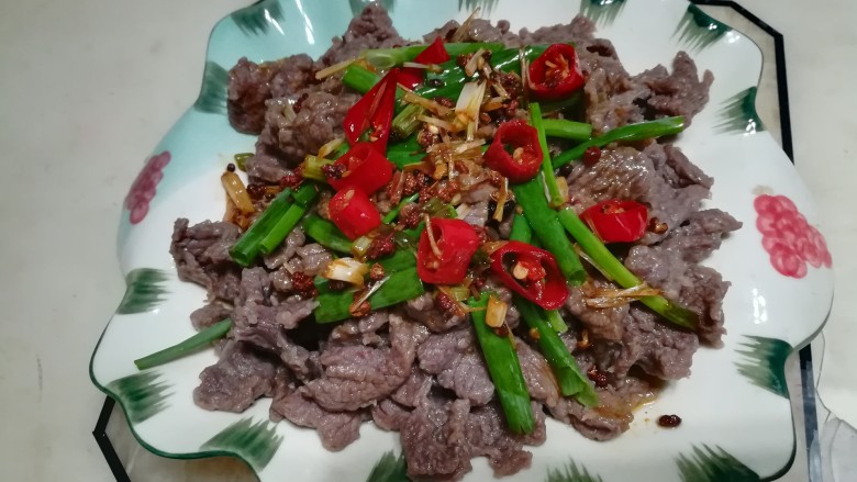 简单易学,还超级嫩滑美味的油泼牛肉,真的非常好吃哦,很嫩,很香,超级好吃,你值得拥有!