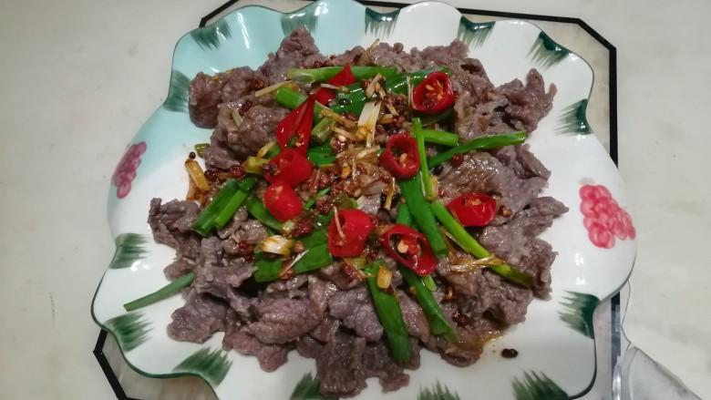 简单易学,还超级嫩滑美味的油泼牛肉,香喷喷,超级嫩滑可口的油泼牛肉就做好了。