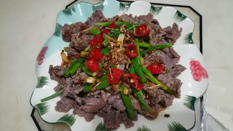 简单易学，还超级嫩滑美味的油泼牛肉,香喷喷，超级嫩滑可口的油泼牛肉就做好了。