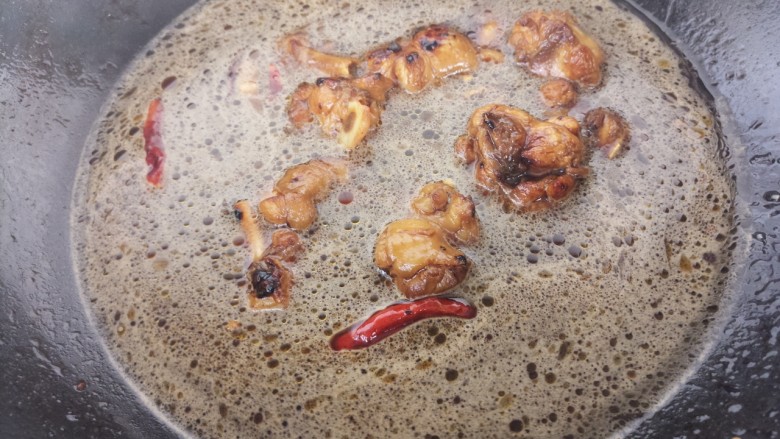 香菇青椒焖鸡,加入适量的水,没过食材。
