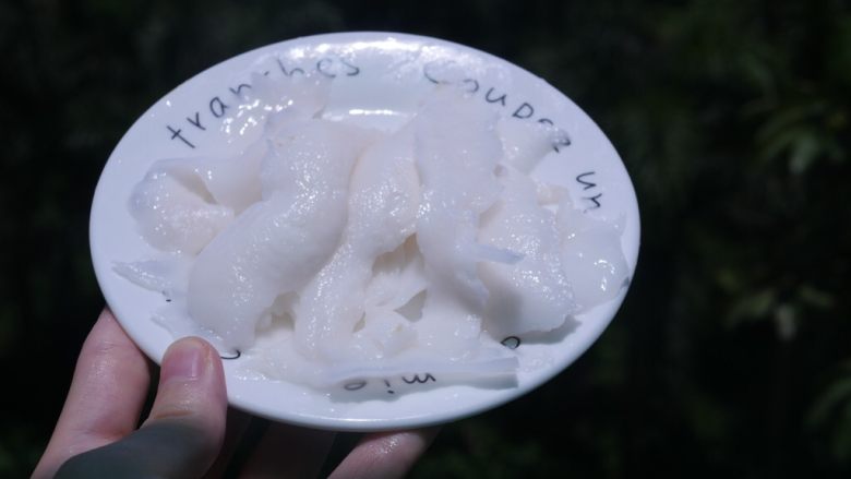 椰子鸡,椰汁倒出后,用勺子取出椰肉备用