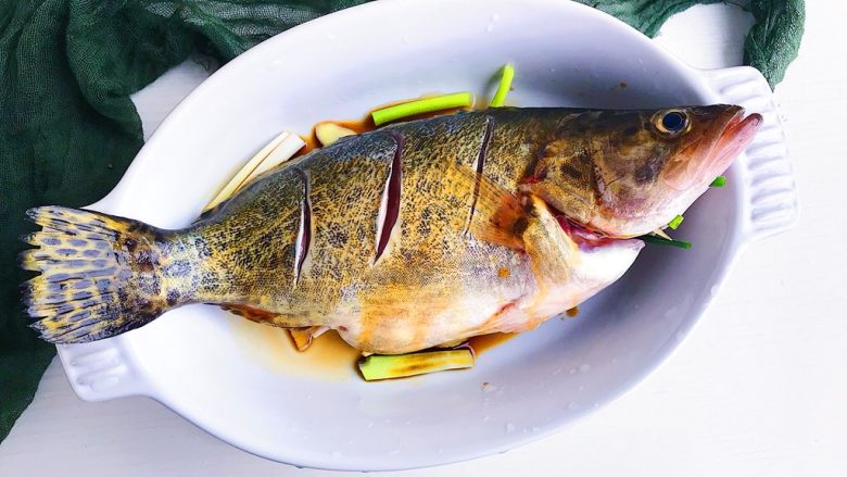 泰式柠檬鱼,依次加入生抽/食用油/鱼露(鱼露在泰式菜肴中必不可少的调味品 大部分人没有办法接受的可以不放)