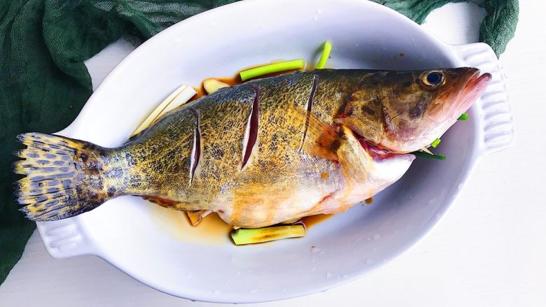 泰式柠檬鱼,依次加入生抽/食用油/鱼露（鱼露在泰式菜肴中必不可少的调味品 大部分人没有办法接受的可以不放）