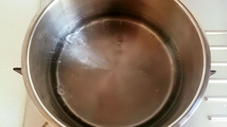 炸糖糕,水烧滚开,然后关火。