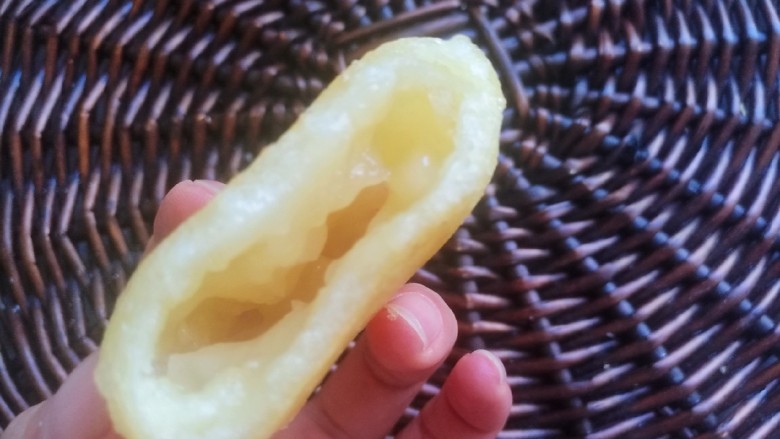 炸糖糕,咬一口,外皮酥脆,里面软嫩,太好吃了。