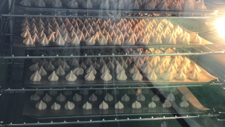 大枣溶豆—EAT风炉,烤箱上下火100度预热,烤50到60分钟,这次用的是EAT风炉,四层同烤,一次可以出四盘的量,热风循环烤,定型快,不上色。