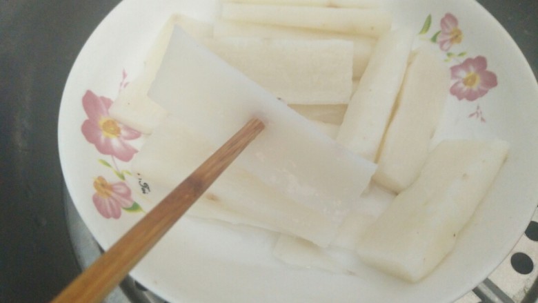 夏日甜品之红豆山药糕,,开火蒸15分钟左右,用筷子轻松穿透即可。
