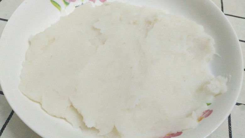夏日甜品之红豆山药糕,,切蒸熟的山药放入碗里压成泥。