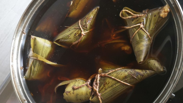肉粽子,我包了三十一个
倒入末过粽子的水
大火烧开
小火炖2—3个小时
期间如果发现水少了就及时加点