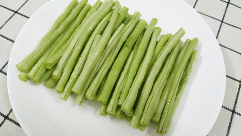 敲好吃的凉拌豆角,夏天没吃它你就OUT了,<a style='color:red;display:inline-block;' href='/shicai/ 3639'>豆角</a>洗净,切成段。