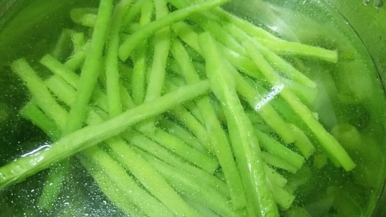 敲好吃的凉拌豆角,夏天没吃它你就OUT了,把豆角捞出立即过冷水再沥干水份。