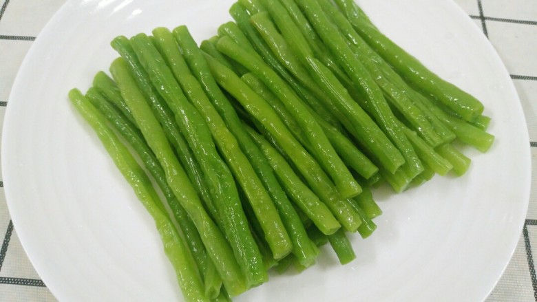 敲好吃的凉拌豆角,夏天没吃它你就OUT了,摆盘待用。