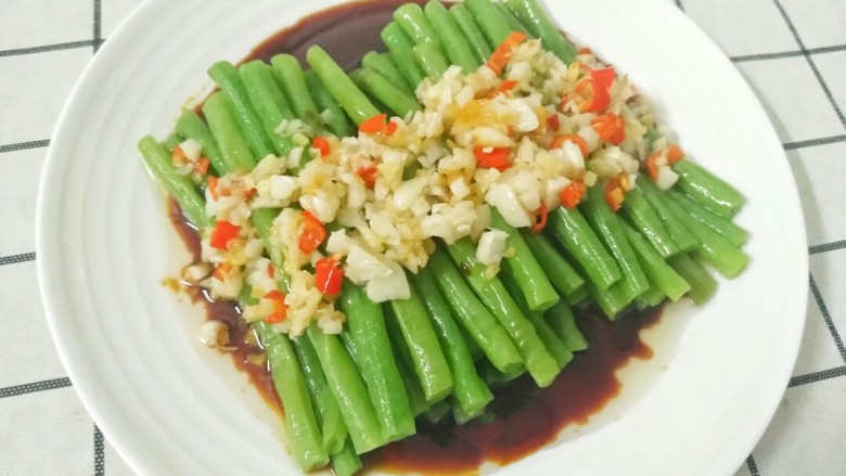 敲好吃的凉拌豆角,夏天没吃它你就OUT了,然后出锅淋在豆角上面即可开吃啦~