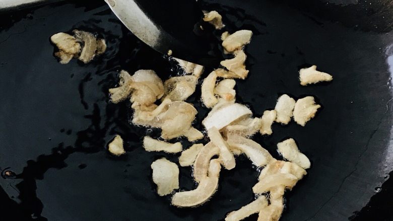 私房肉沫茄子,锅中放入肥肉炸油,肉炸干就差不多了,油渣炒出来特别香