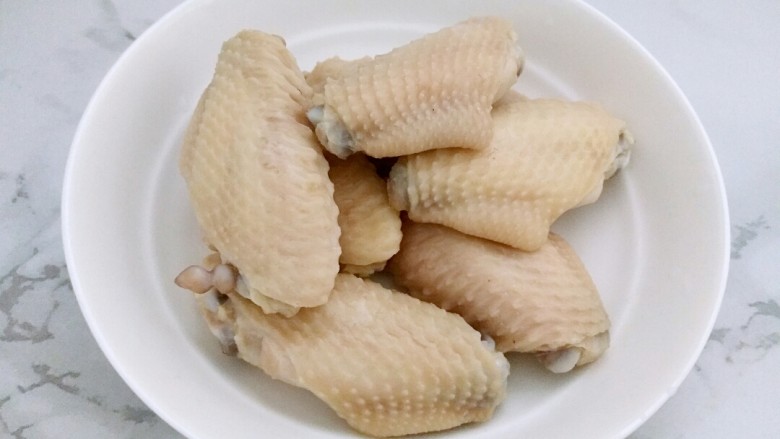 吃完可以飞的可乐鸡翅,信我你就对了,<a style='color:red;display:inline-block;' href='/shicai/ 96'>鸡翅</a>洗净,放锅里加水焯一下捞出沥干水份待用。