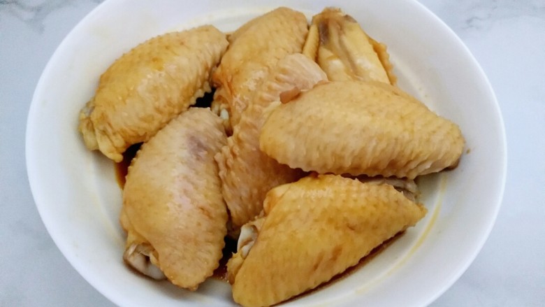 吃完可以飞的可乐鸡翅,信我你就对了,用1勺<a style='color:red;display:inline-block;' href='/shicai/ 788'>生抽</a>和1勺料酒腌制半个小时左右。