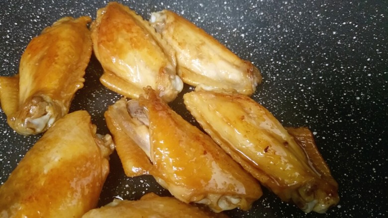 吃完可以飞的可乐鸡翅,信我你就对了,锅内放一点点油,将鸡翅放进锅里小火煎至表面金黄。